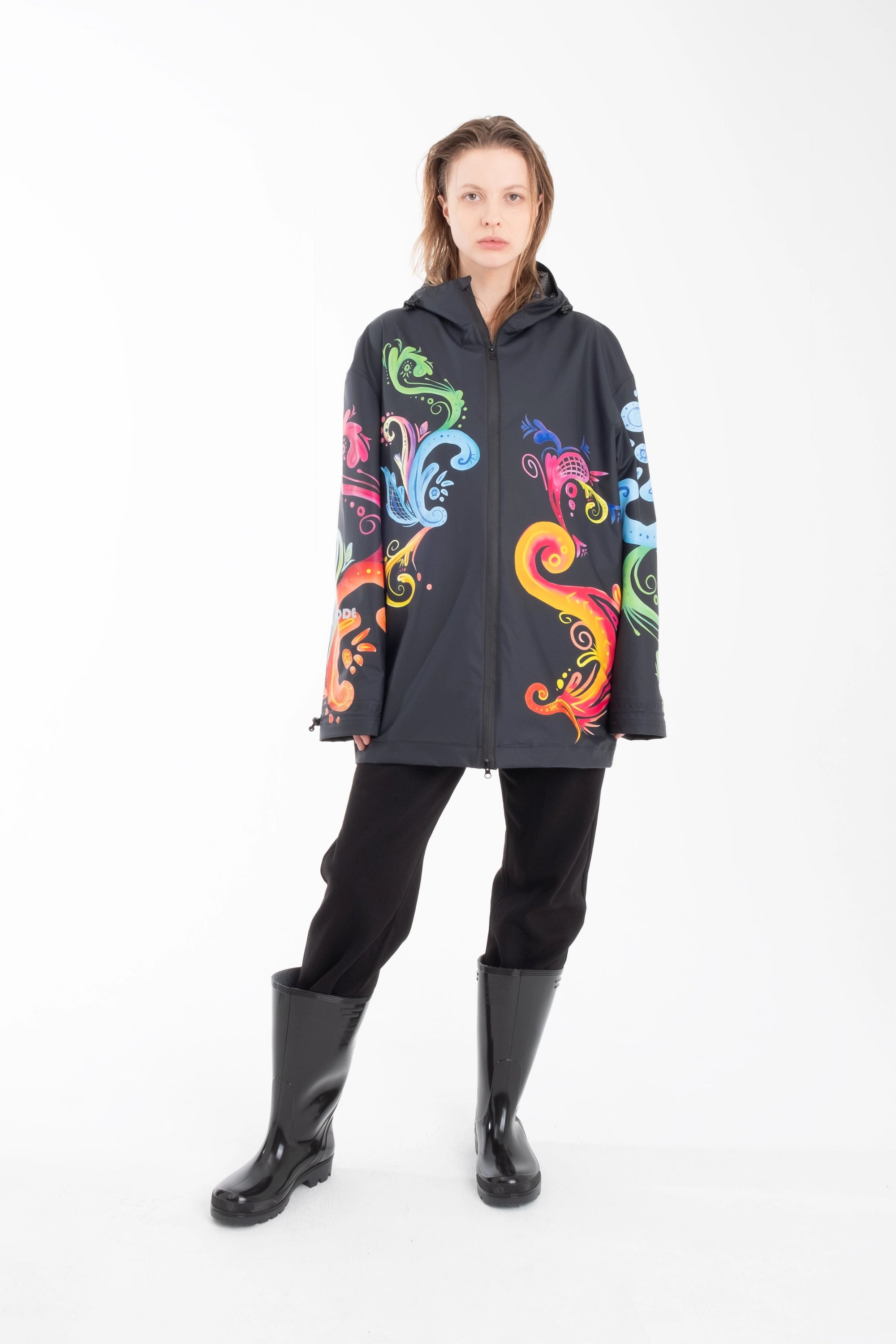 One NODE Scandinavian Storm Jacket Rosemaling Granat for women – a waterproof and windproof jacket featuring intricate rosemaling details, designed for all-weather protection and breathability.