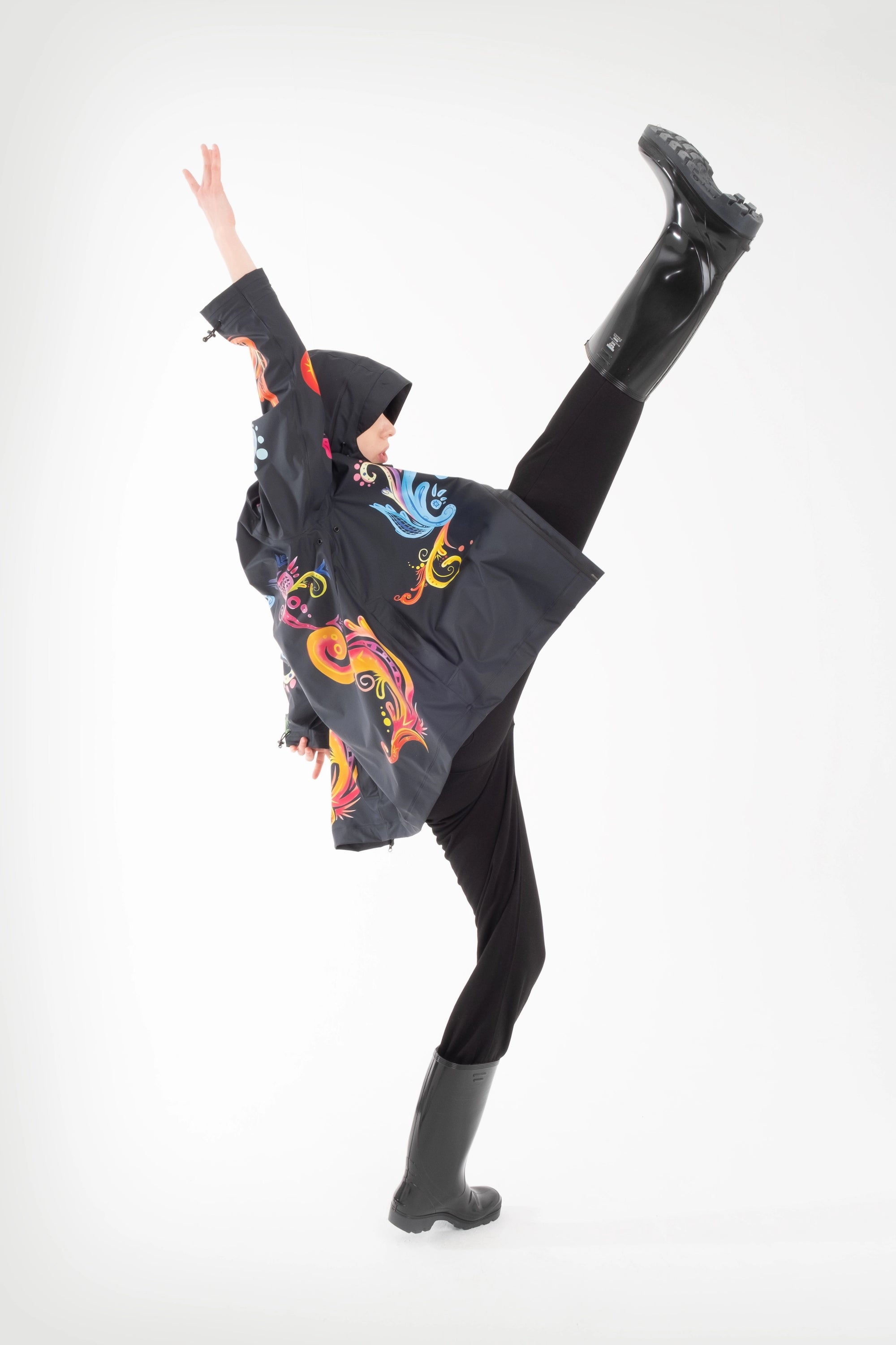 One NODE Scandinavian Storm Jacket Rosemaling Granat for women – a waterproof and windproof jacket featuring intricate rosemaling details, designed for all-weather protection and breathability.