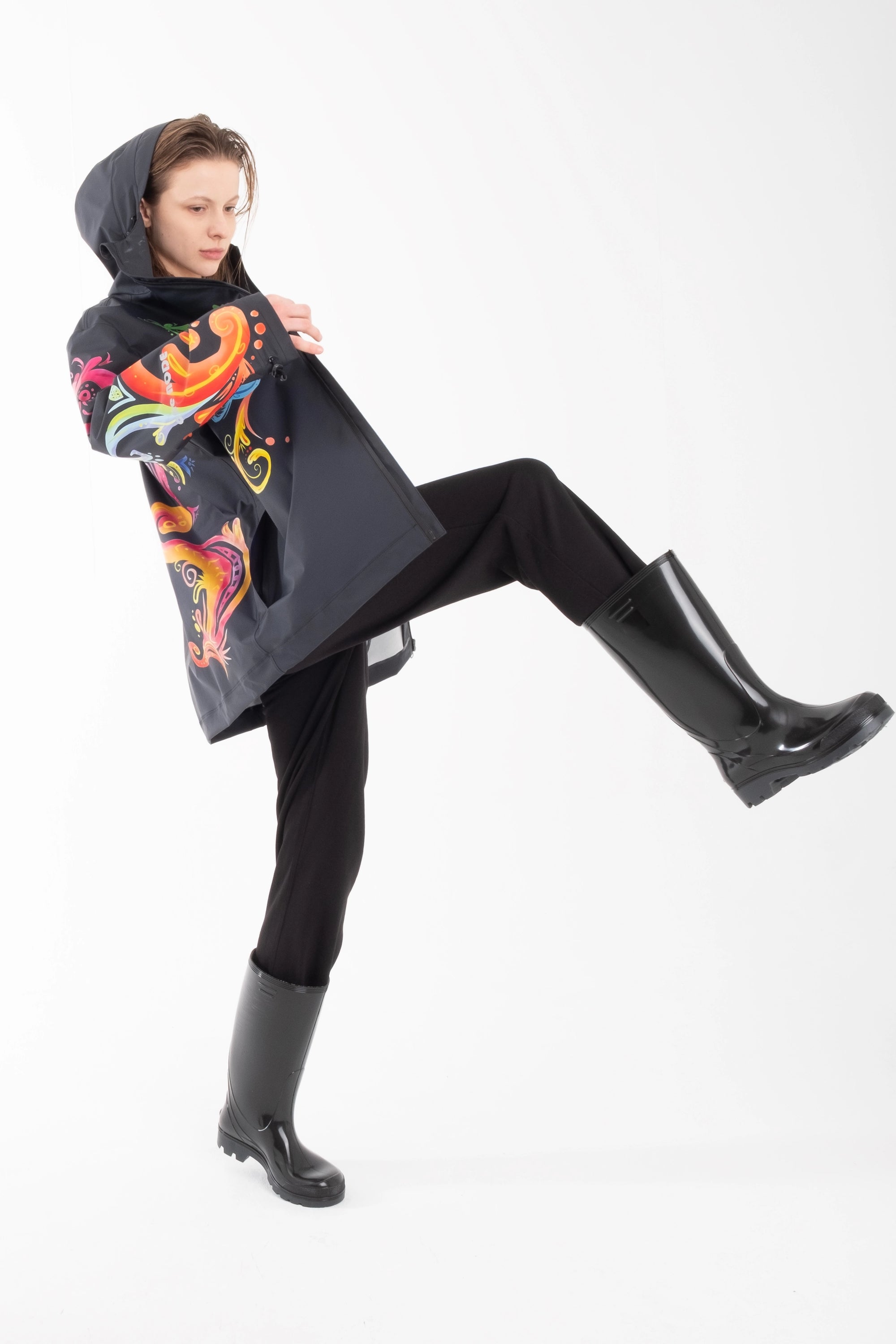 One NODE Scandinavian Storm Jacket Rosemaling Granat for women – a waterproof and windproof jacket featuring intricate rosemaling details, designed for all-weather protection and breathability.