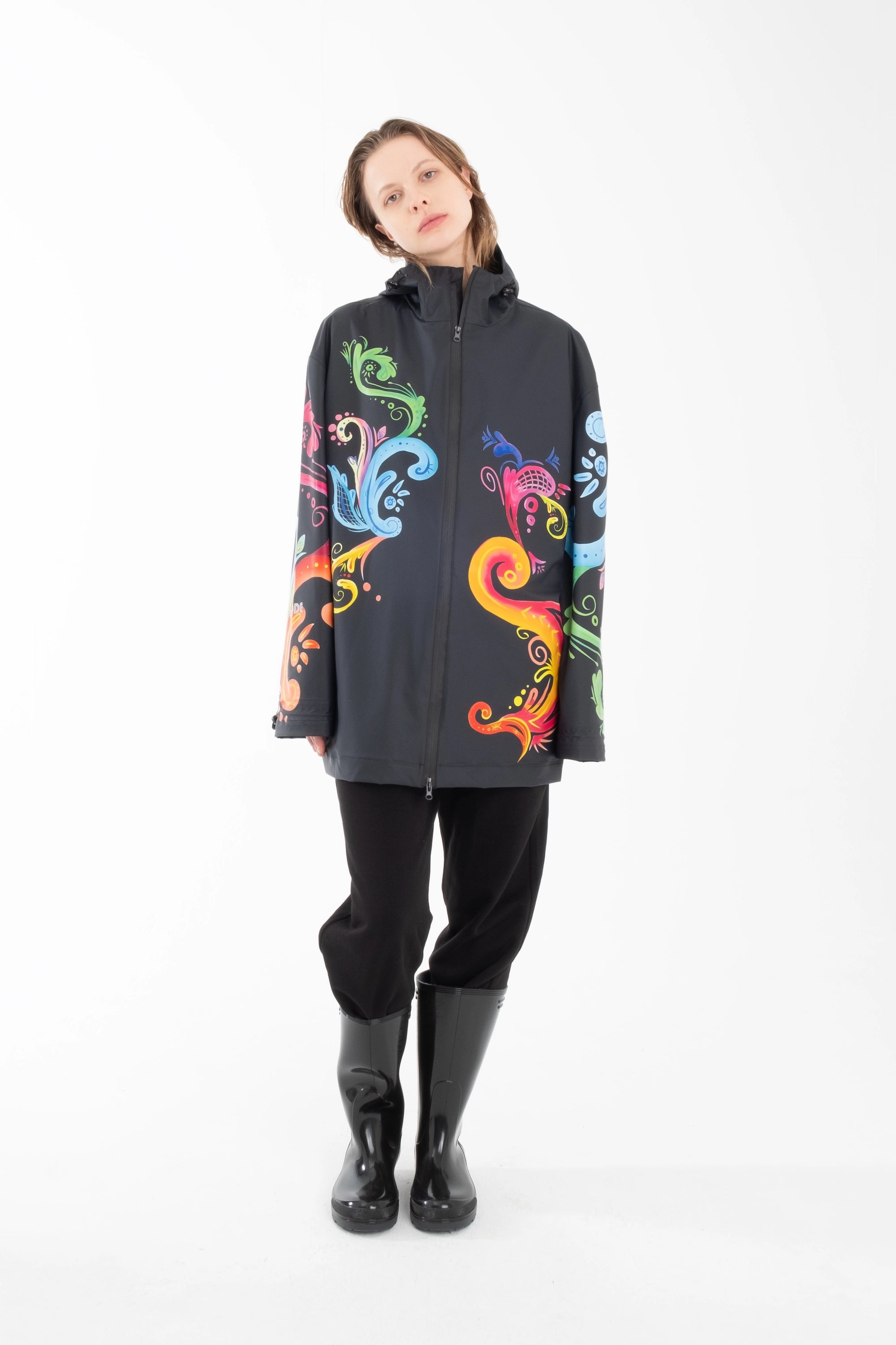 One NODE Scandinavian Storm Jacket Rosemaling Granat for women – a waterproof and windproof jacket featuring intricate rosemaling details, designed for all-weather protection and breathability.
