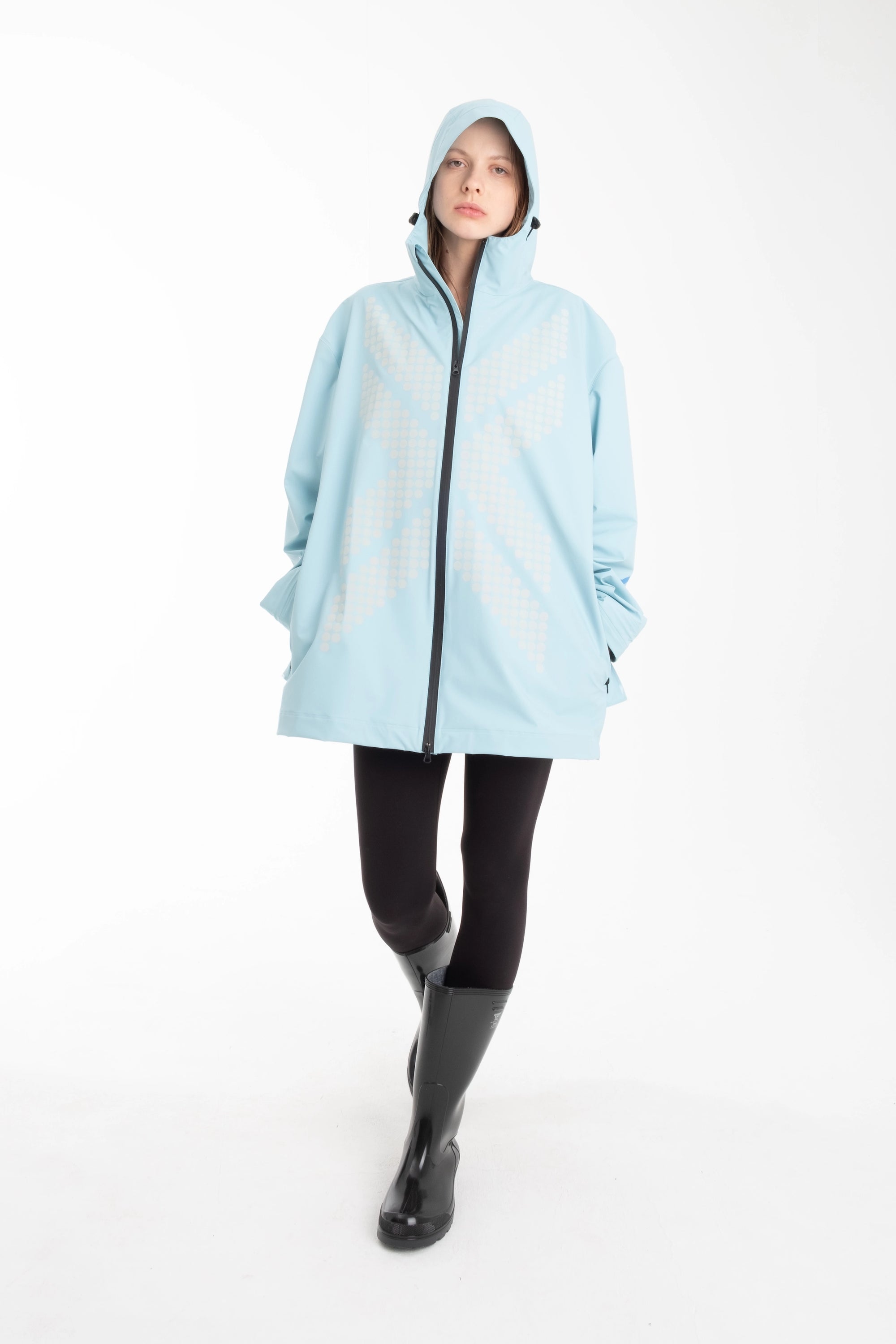 One NODE Scandinavian Storm Jacket X Sky for women – a waterproof and windproof jacket designed for breathability, durability, and all-weather protection.