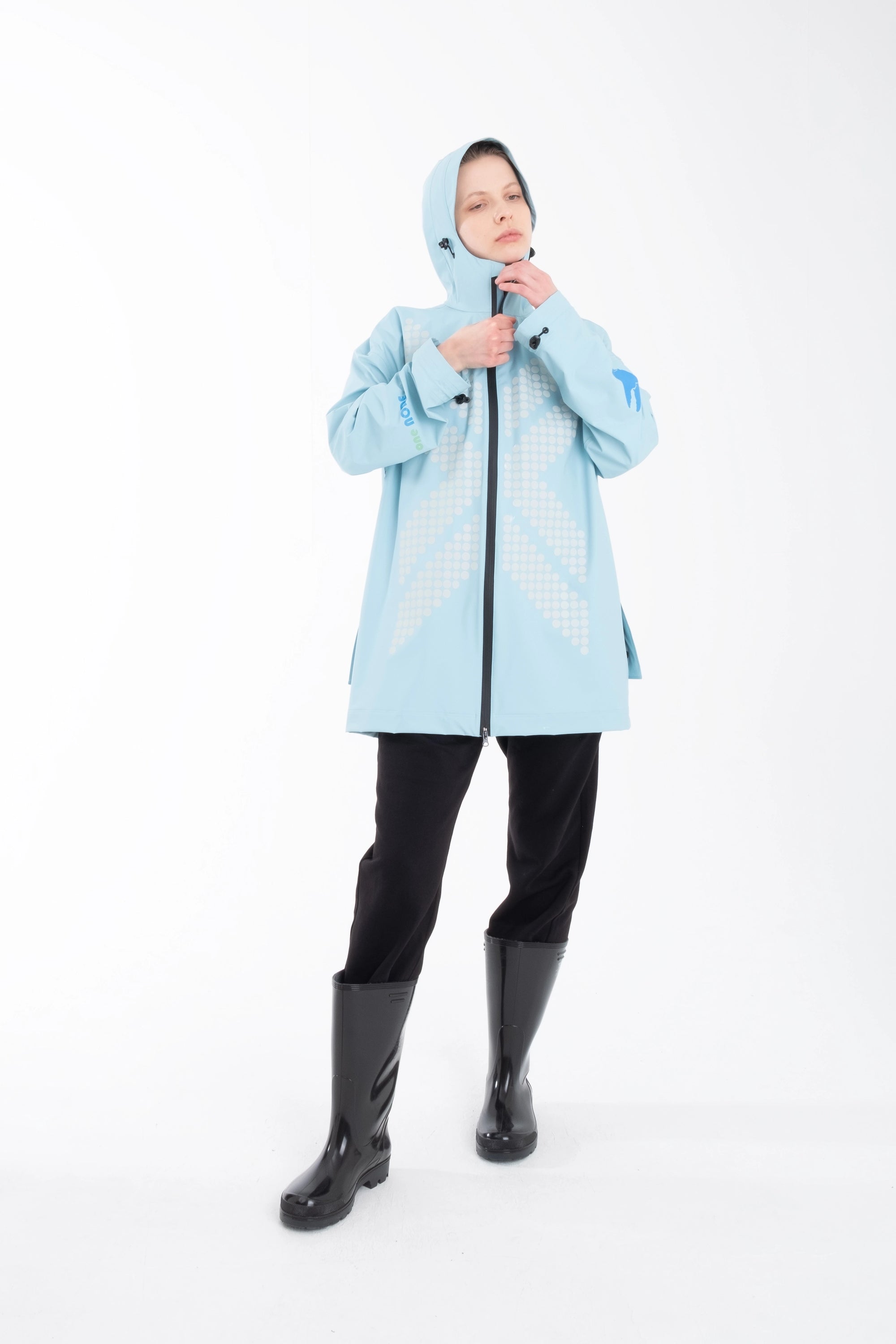 One NODE Scandinavian Storm Jacket X Sky for women – a waterproof and windproof jacket designed for breathability, durability, and all-weather protection.