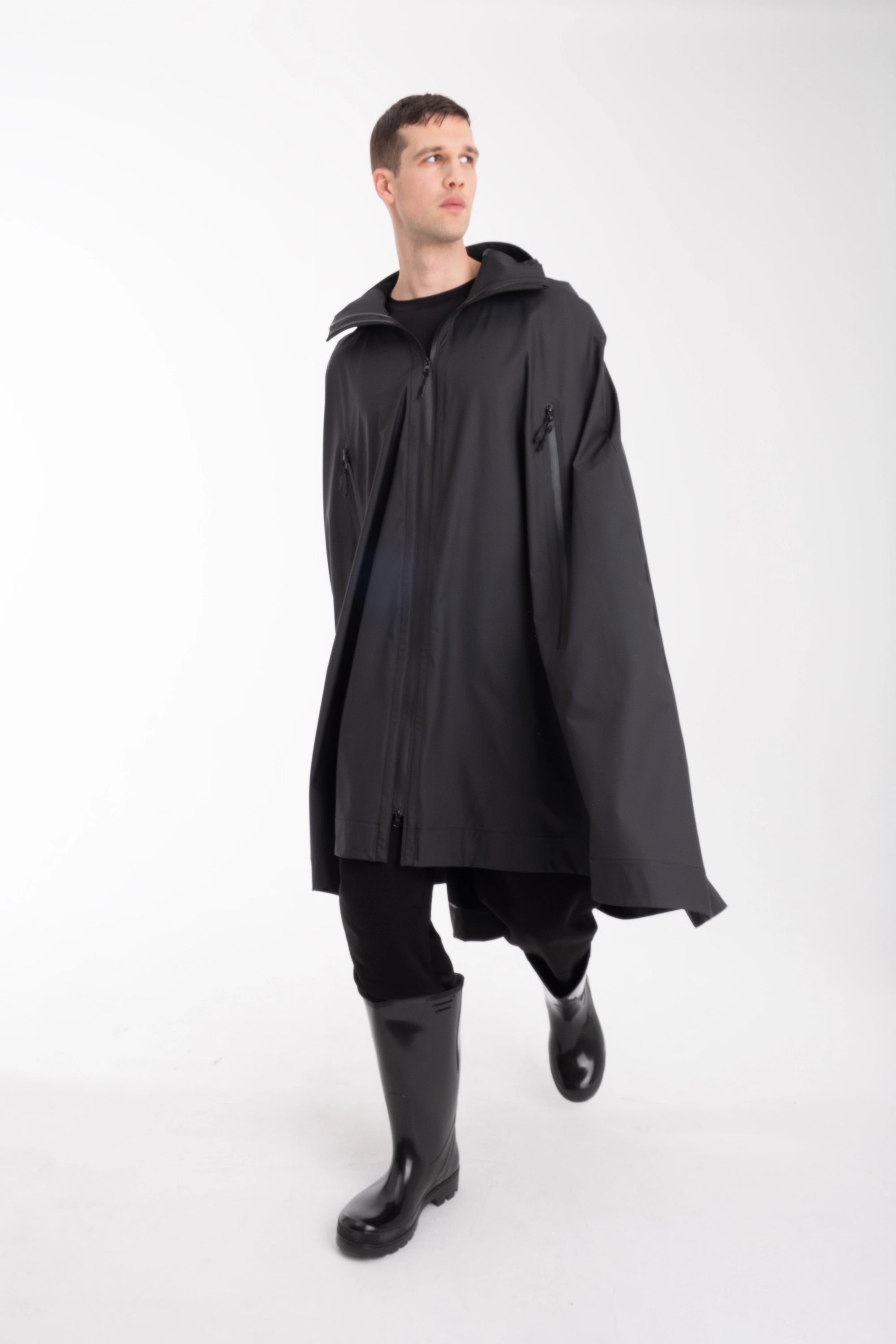 One NODE X Sagastad Cape Black for men – a Scandinavian-designed waterproof and windproof cape with historical inspiration, crafted for all-weather protection and modern versatility