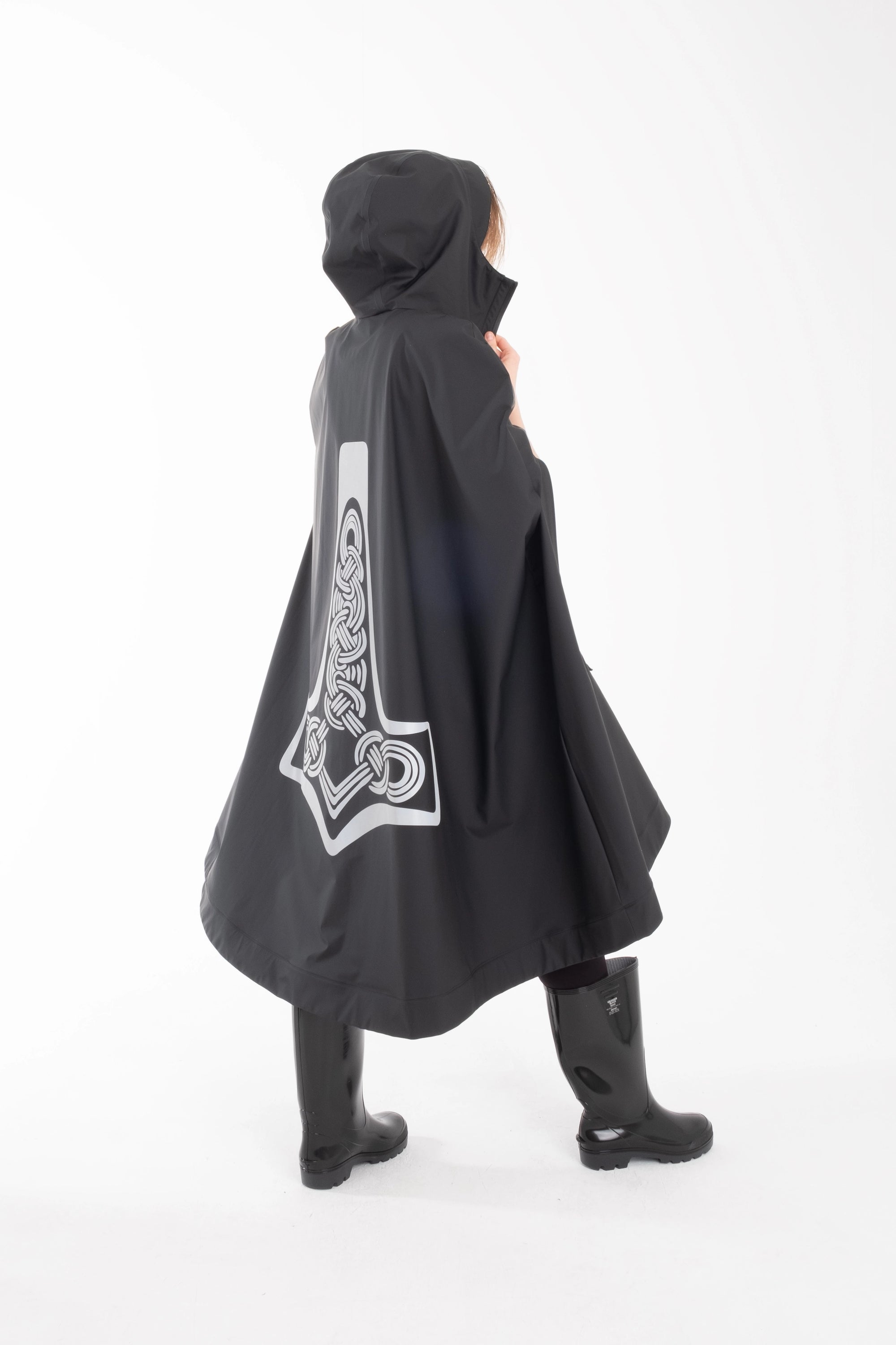 One NODE X Sagastad Cape Black for women – a Scandinavian-designed waterproof and windproof cape with historical inspiration, crafted for all-weather protection and modern versatility.