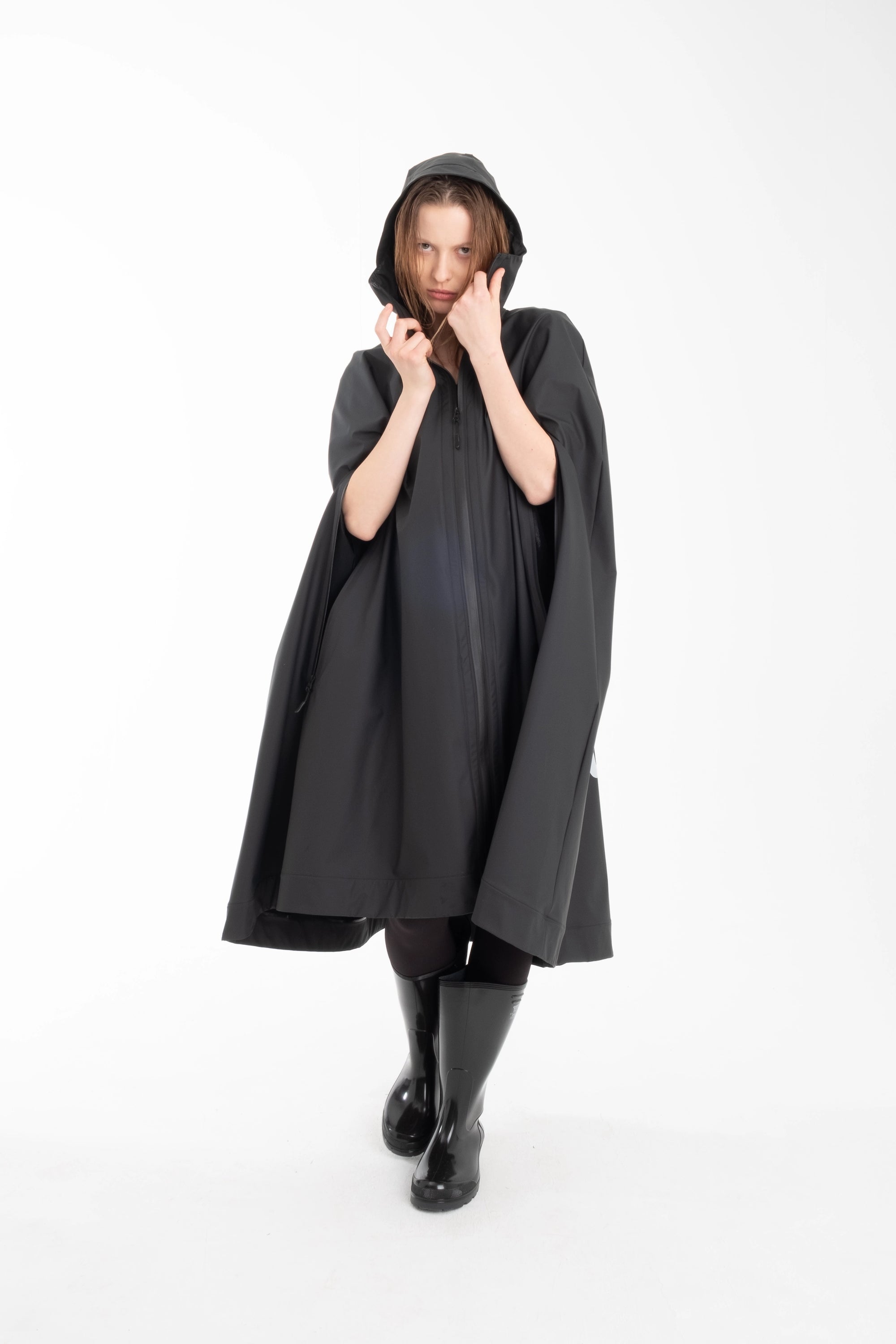 One NODE X Sagastad Cape Black for women – a Scandinavian-designed waterproof and windproof cape with historical inspiration, crafted for all-weather protection and modern versatility.