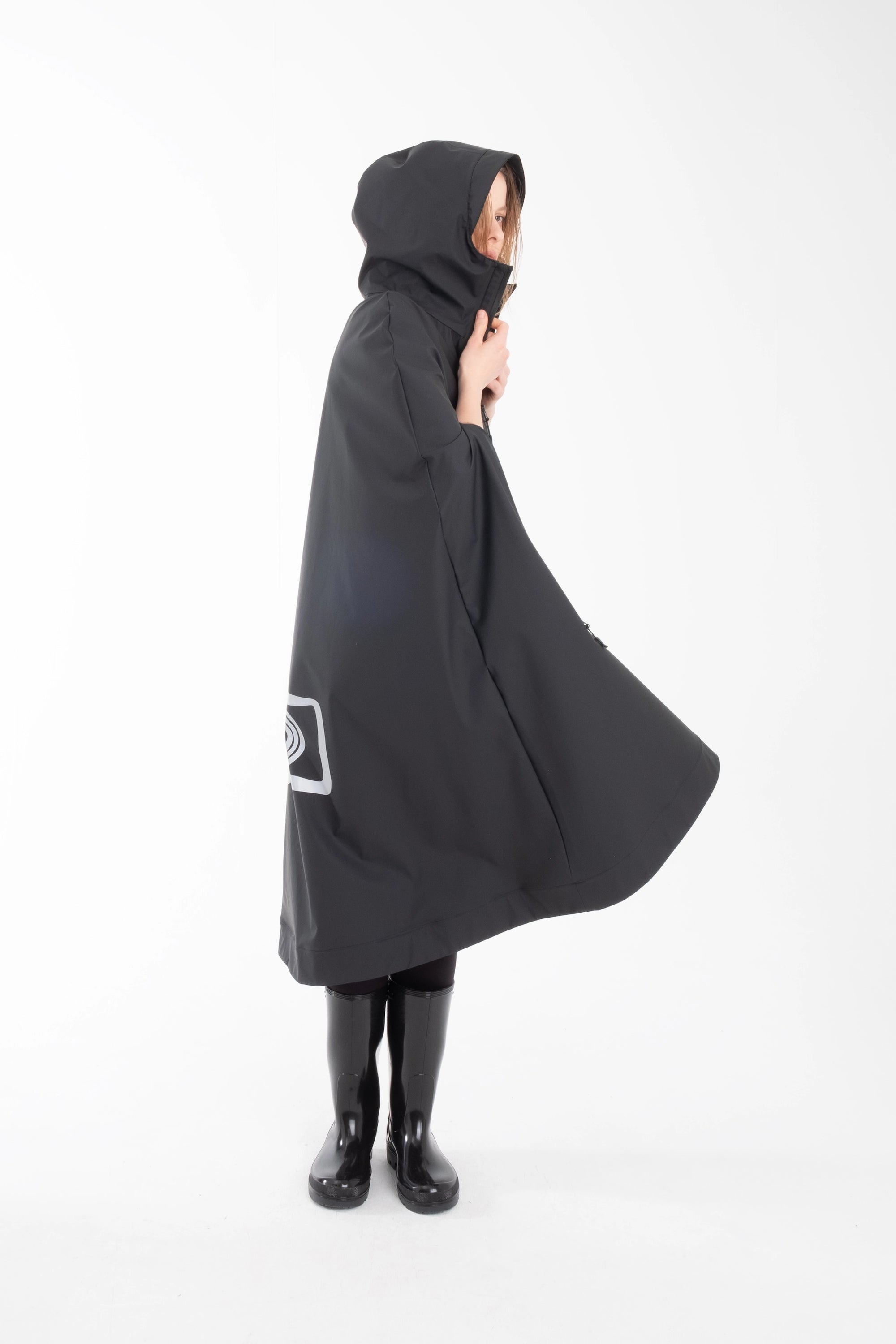 One NODE X Sagastad Cape Black for women – a Scandinavian-designed waterproof and windproof cape with historical inspiration, crafted for all-weather protection and modern versatility.