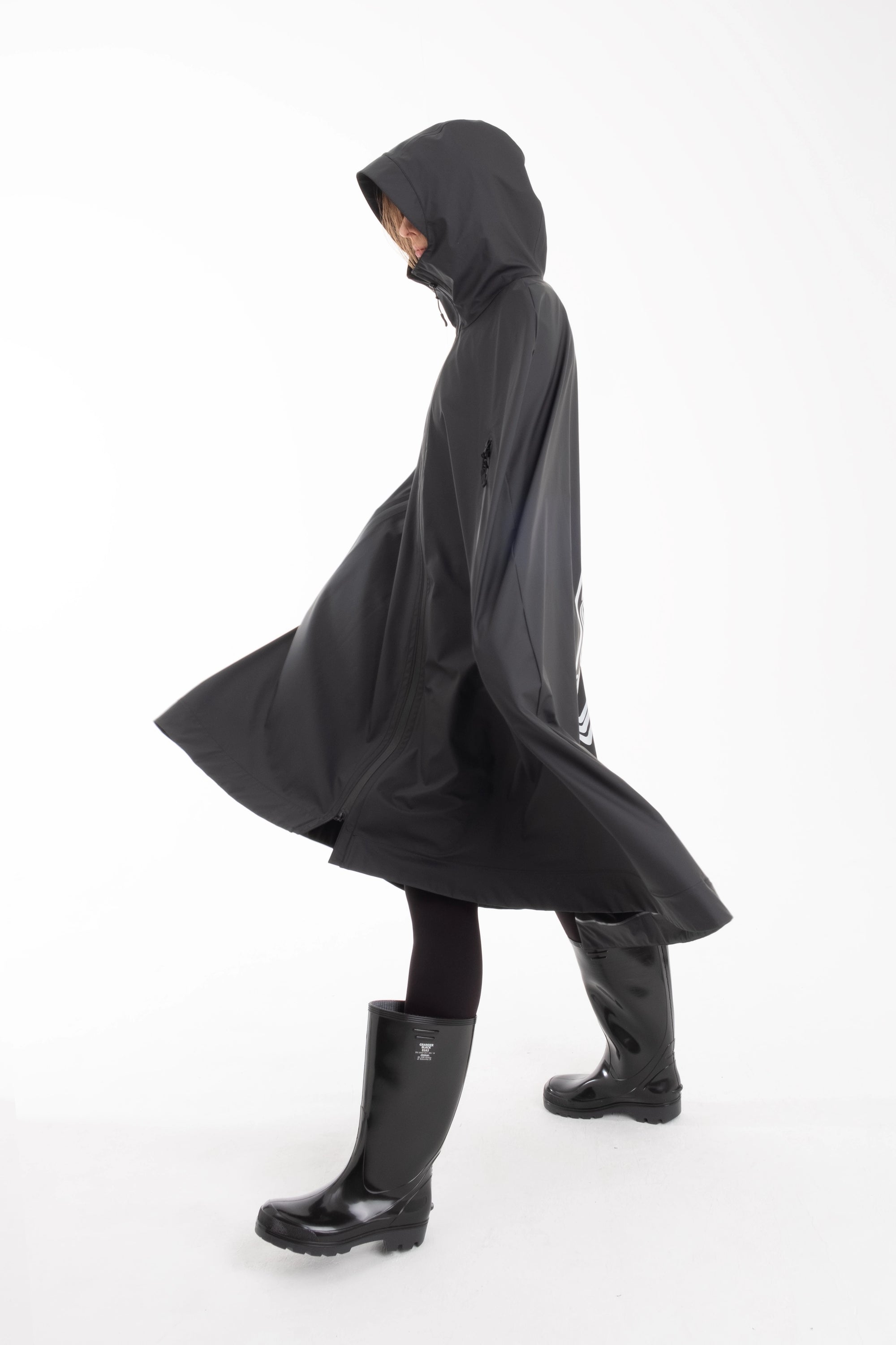 One NODE X Sagastad Cape Black for women – a Scandinavian-designed waterproof and windproof cape with historical inspiration, crafted for all-weather protection and modern versatility.