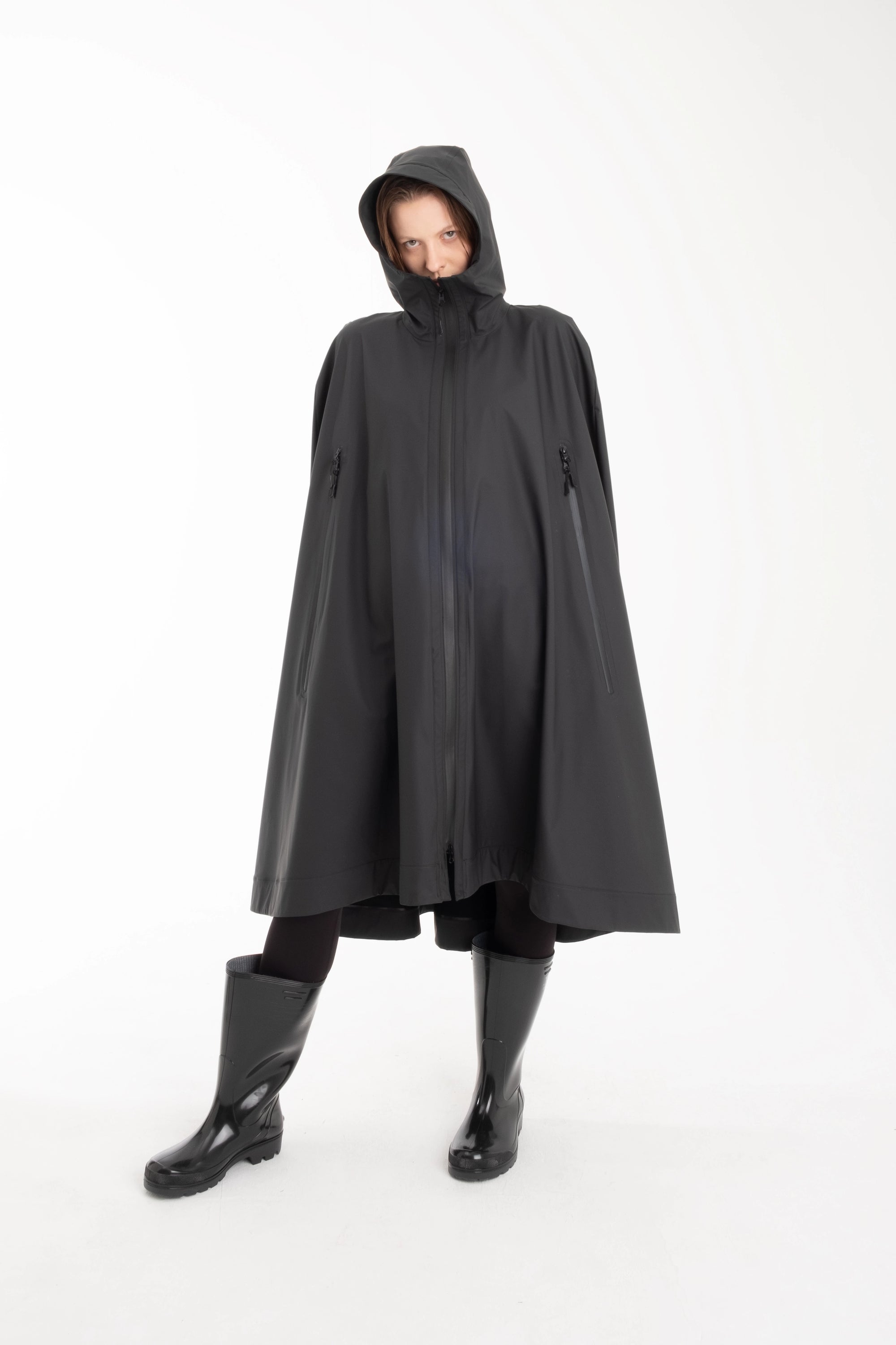 One NODE X Sagastad Cape Black for women – a Scandinavian-designed waterproof and windproof cape with historical inspiration, crafted for all-weather protection and modern versatility.