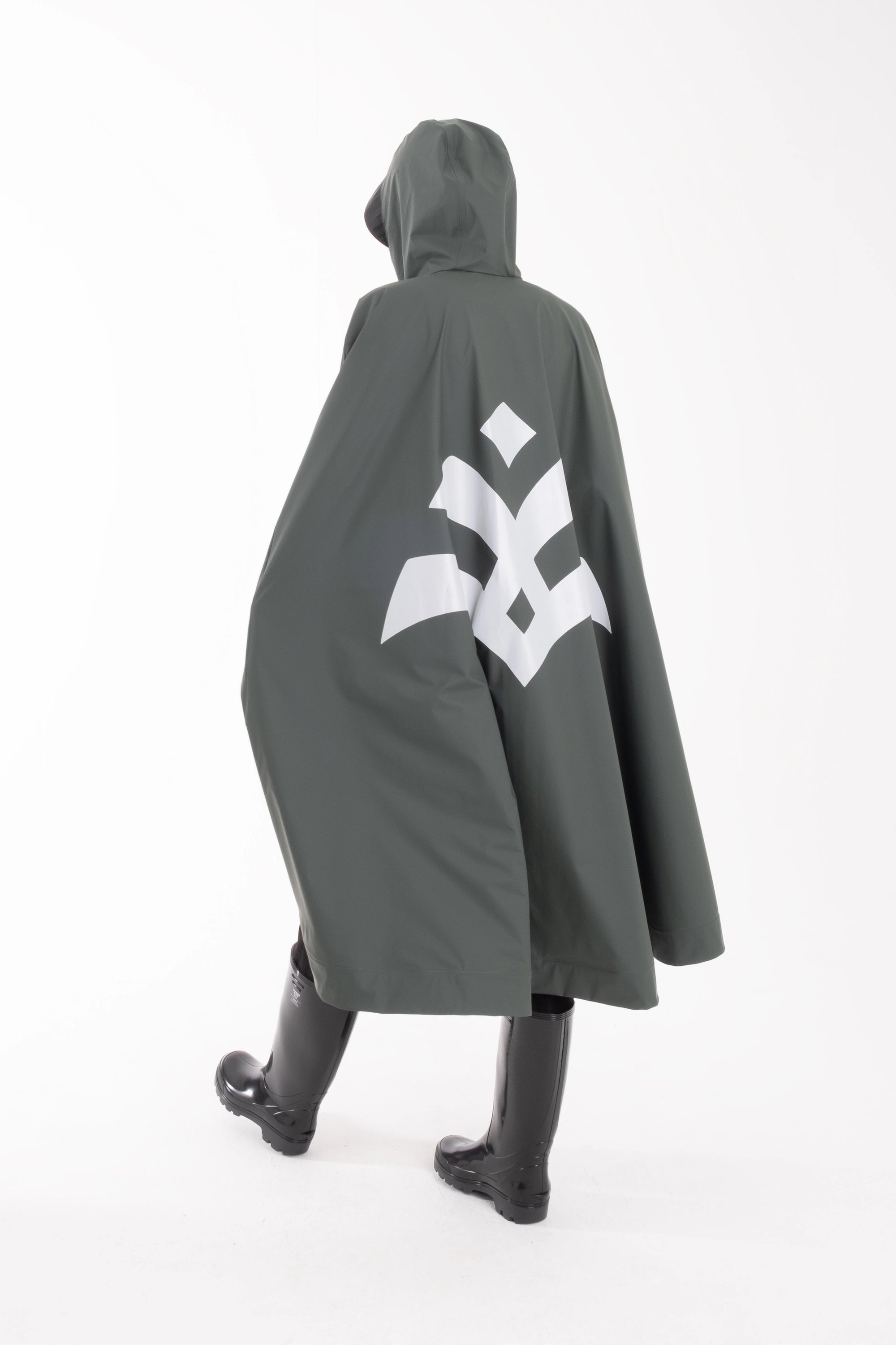 One NODE X Sagastad Cape Olive for women – a Scandinavian-designed waterproof and windproof cape with historical inspiration, crafted for all-weather protection and modern versatility.
