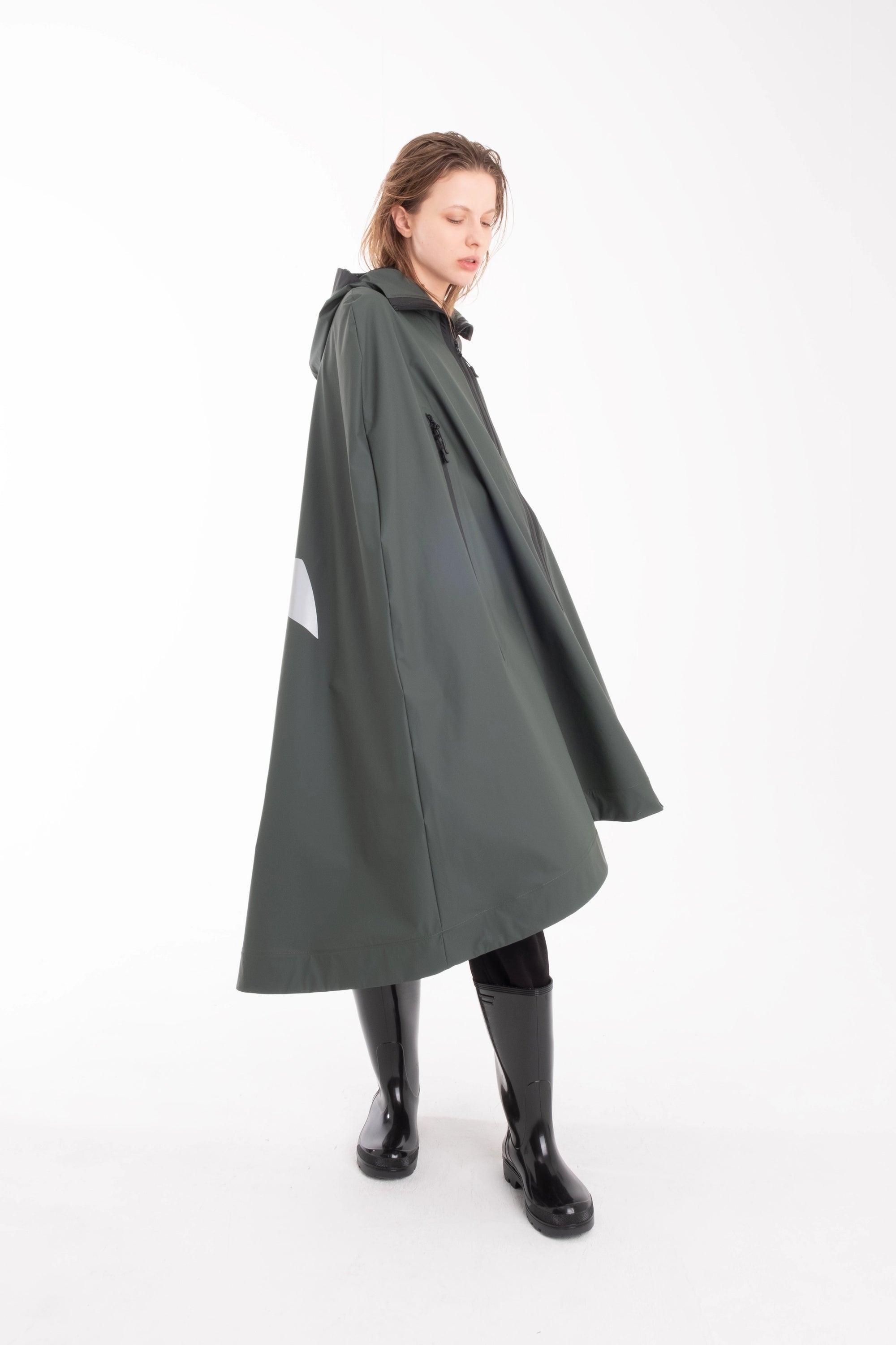 One NODE X Sagastad Cape Olive for women – a Scandinavian-designed waterproof and windproof cape with historical inspiration, crafted for all-weather protection and modern versatility.