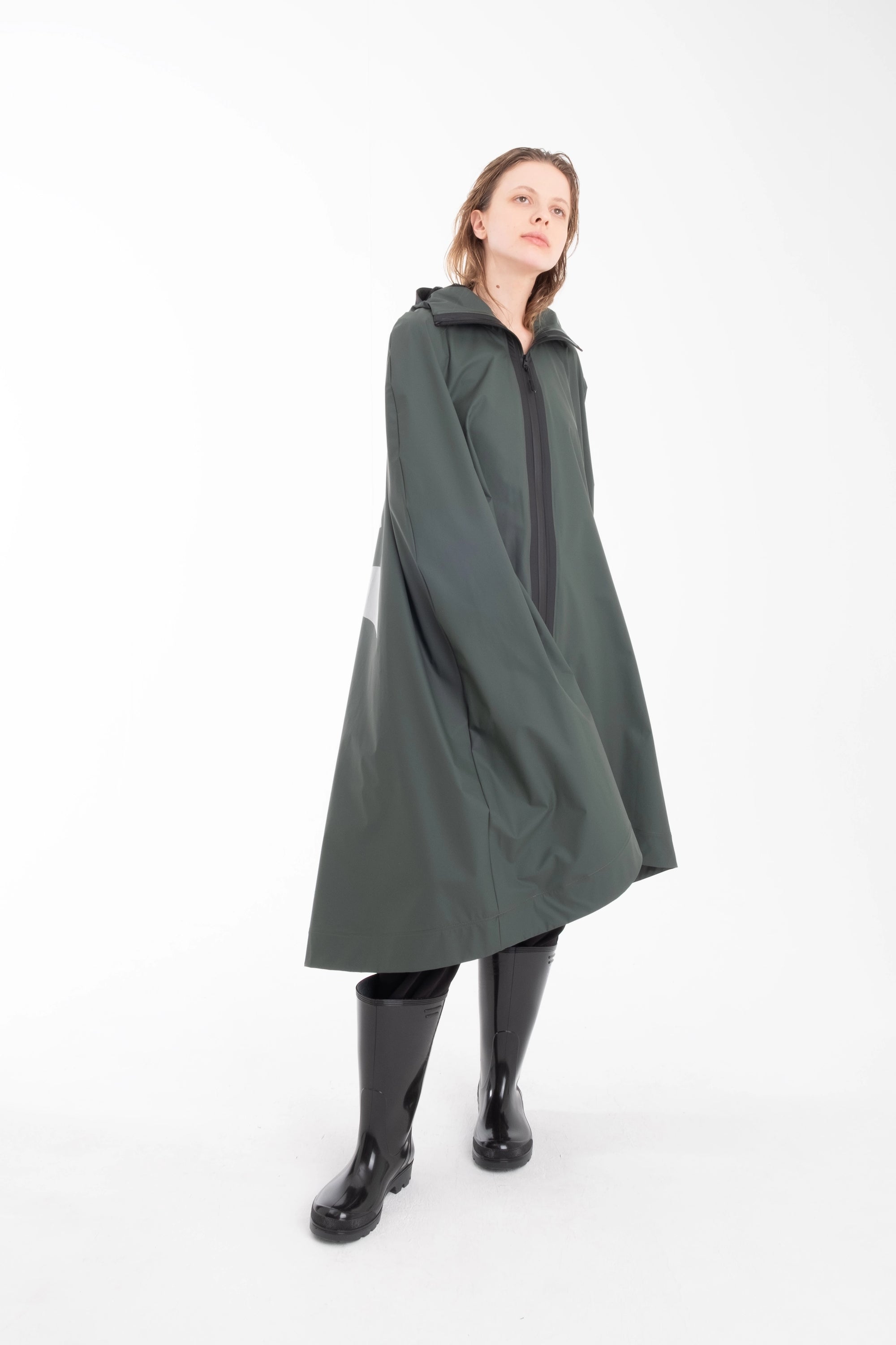 One NODE X Sagastad Cape Olive for women – a Scandinavian-designed waterproof and windproof cape with historical inspiration, crafted for all-weather protection and modern versatility.
