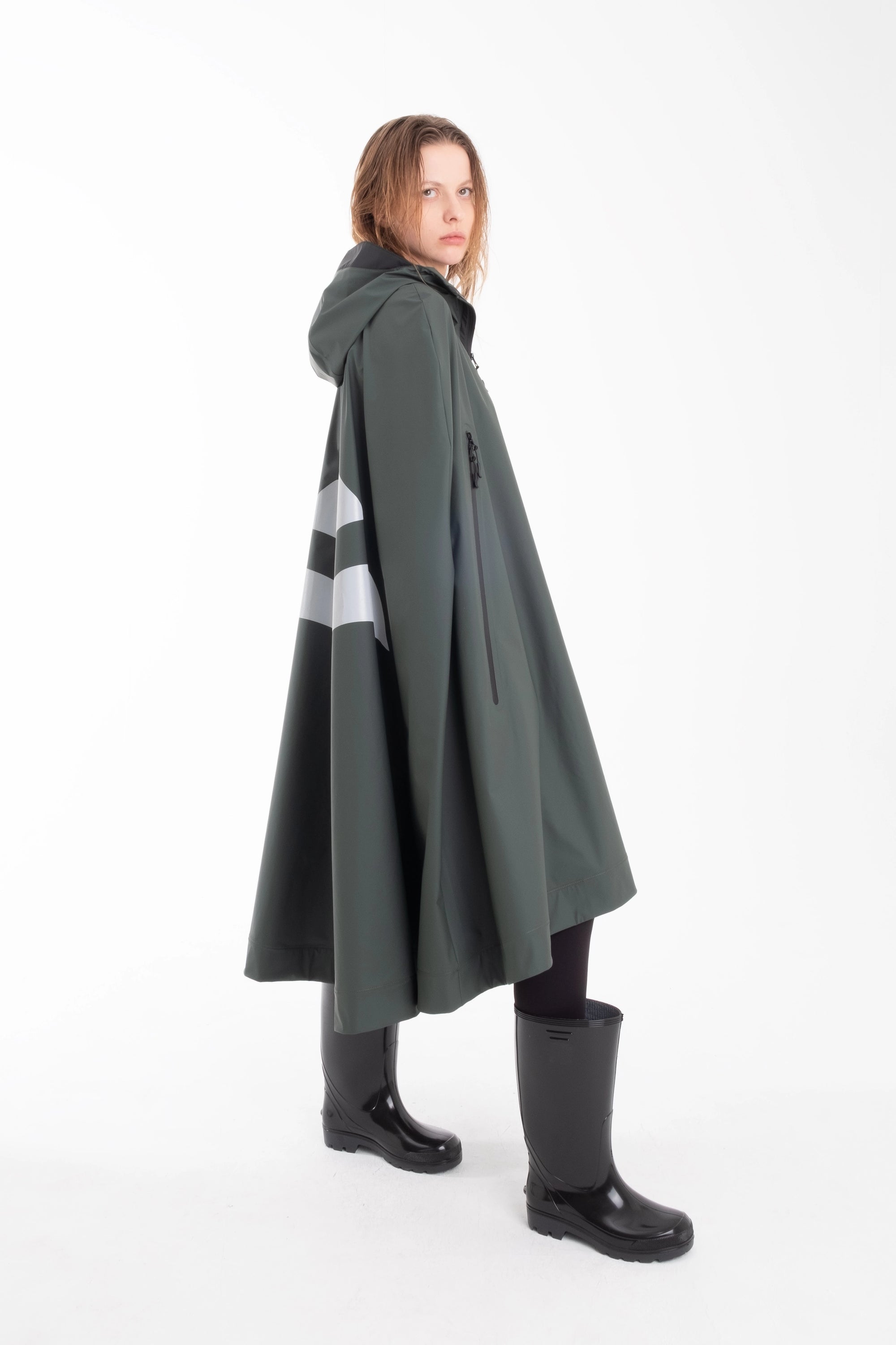 One NODE X Sagastad Cape Olive for women – a Scandinavian-designed waterproof and windproof cape with historical inspiration, crafted for all-weather protection and modern versatility.