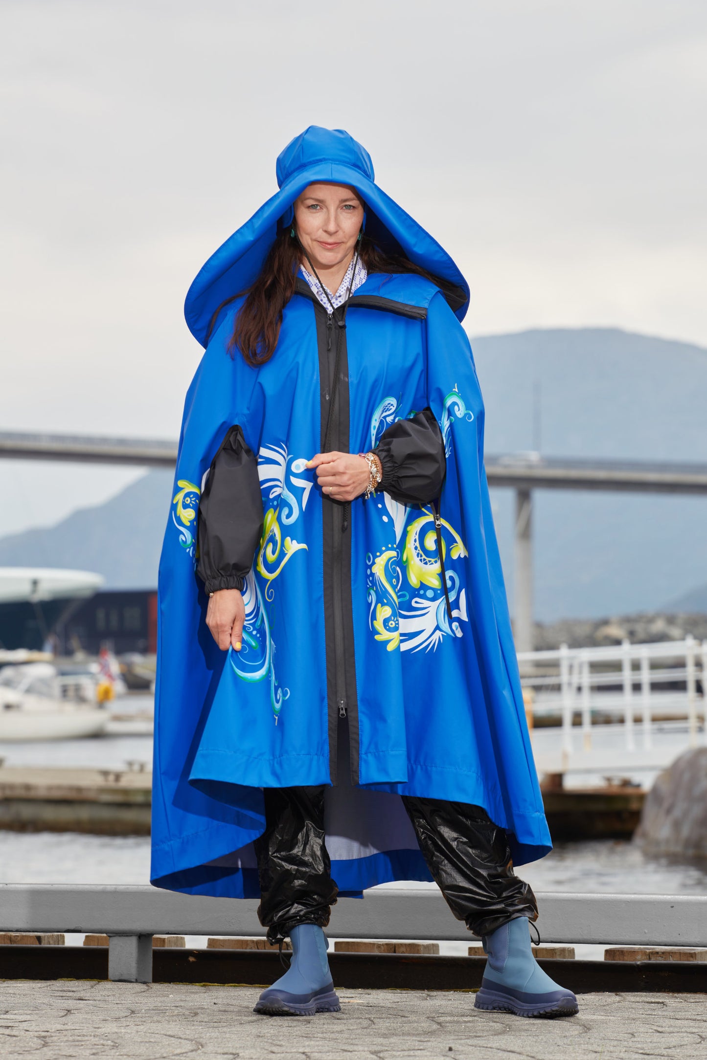 LIGHTWEIGHT LONG RAIN CAPE ROSEMALING ELECTRIC BLUE